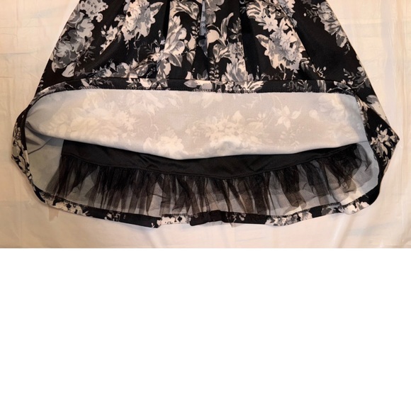 EMERALD SUNDAE |JUNIORS| NWOT | B&W Floral Fit & Flare Mini Dress Size M - Picture 5 of 5